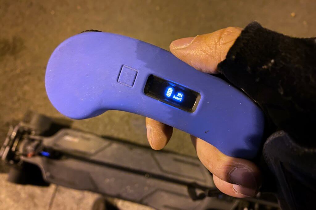Exway Atlas remote showing 3 percent battery.
