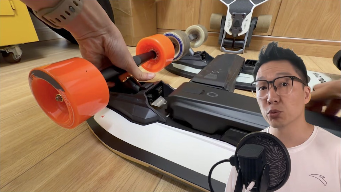 Exway Wave V2 removable battery demonstrated in the video