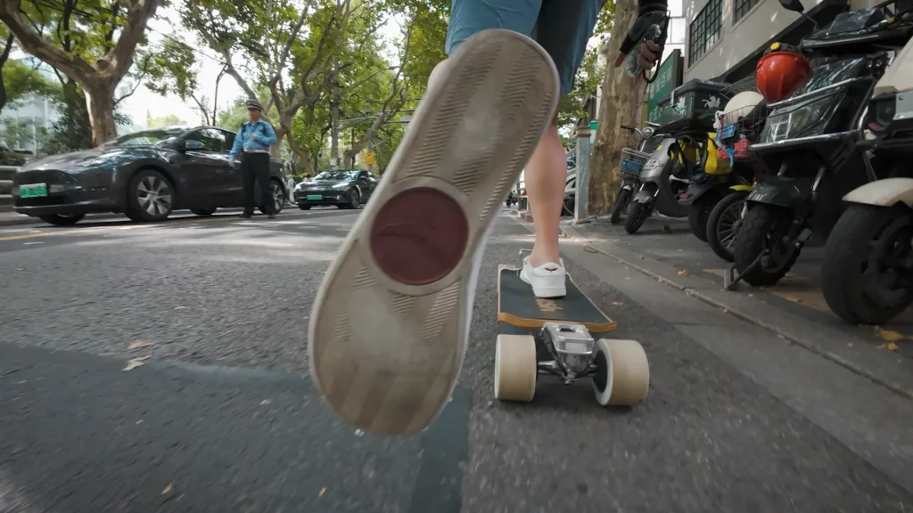 Me kick-pushing the Newsesh Echo in traffic.