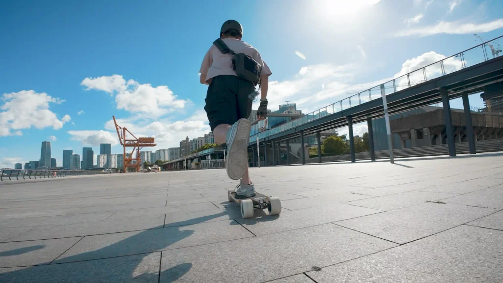 Me kick-pushing the Newsesh Echo.